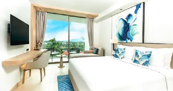 hilton-garden-inn-phuket-bangtao-king-premium-room-with-balcony-01_11540