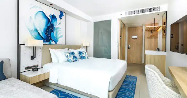 hilton-garden-inn-phuket-bangtao-king-premium-room-with-balcony-02_11540