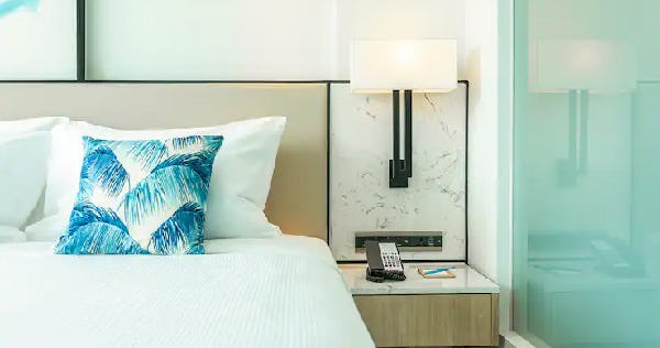 hilton-garden-inn-phuket-bangtao-king-premium-room-with-balcony-03_11540