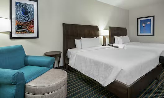 2 QUEENS PREMIUM W/IN-ROOM DRINKS-SNACKS