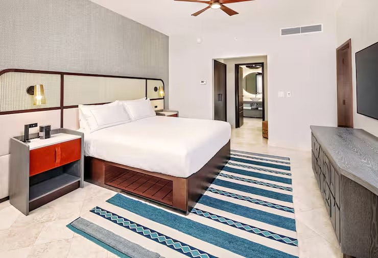 1 Bedroom 1 King Suite W 3x3 Transfer Shower