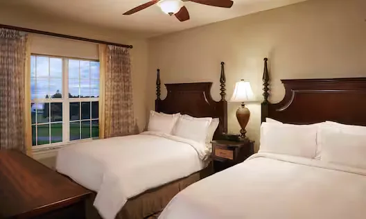 hilton-grand-vacations-club-seaworld-orlando-usa-3-bdrm-1-king-4-queens-suite-and-sofabed-01_703