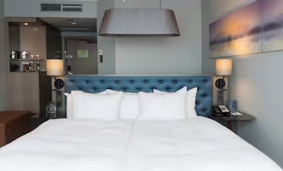 KING EXECUTIVE WITH SEA VIEW