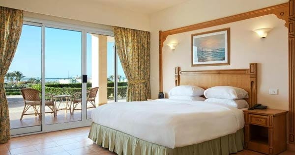 hilton-hurghada-long-beach-resort-deluxe-room-01_1820