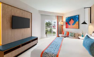 DELUXE PARTIAL OCEAN VIEW KING OR QUEEN