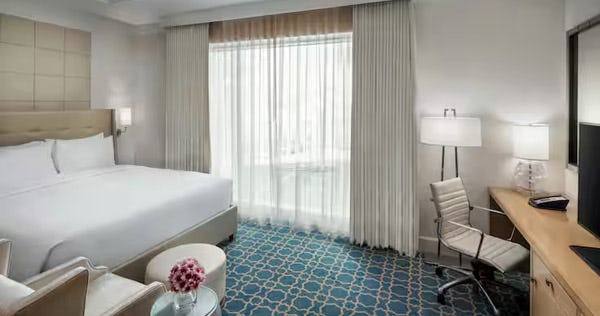 hilton-makkah-convention-hotel-queen-guest-room_10817