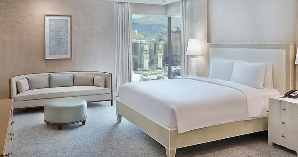 hilton-makkah-convention-hotel-royal-suite-with-haram-view_10817