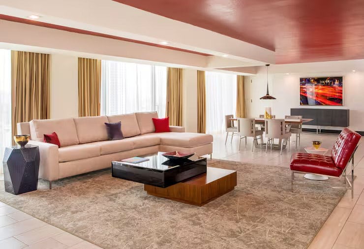 hilton-miami-downtown-1-king-1-bedroom-presidential-suite-02_5953