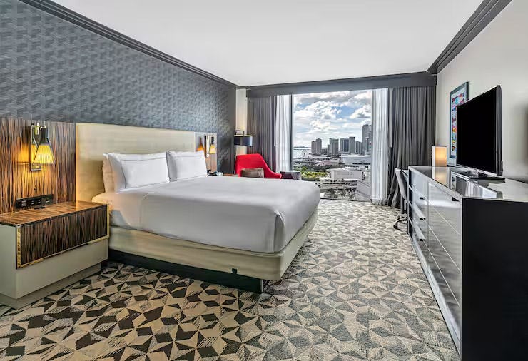 hilton-miami-downtown-1-king-bed-bay-view_5953