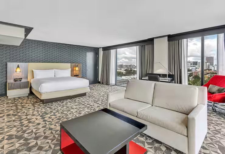 hilton-miami-downtown-1-king-bed-jr-ste-wellness_5953