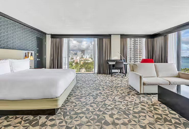 hilton-miami-downtown-1-king-bed-junior-suite-bayview-02_5953