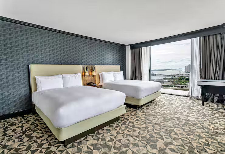 hilton-miami-downtown-2-queen-beds-junior-suite-bayview_5953