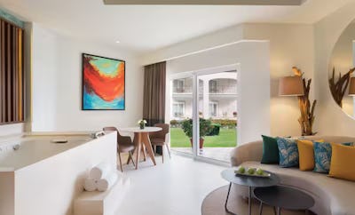 Jr Suite Garden View Access W/ Ris 2 Queens