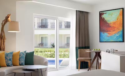 Junior Suite Swim-up Balcony-1 King