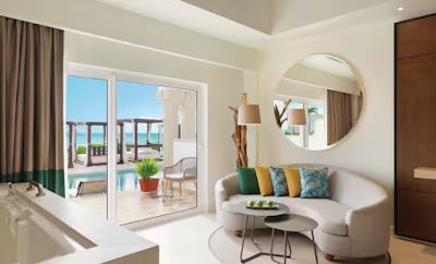 Junior Suite Swim-up Oceanfront - 1 King Bed