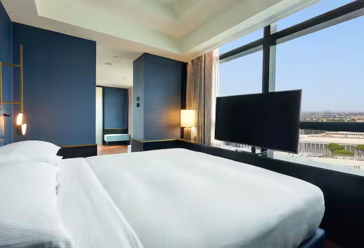 King One Bedroom Corner Suite Lounge Access