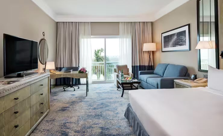 hilton-salalah-resort-oman-king-superior-room-with-french-balcony_4782