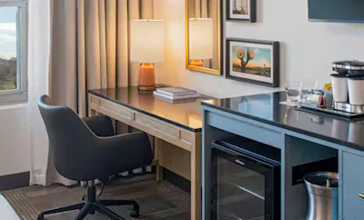 1 KING BED COURTYARD VIEW