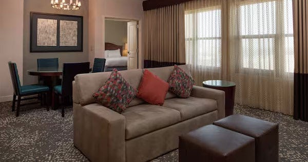 hilton-san-antonio-hill-country-1-king-presidential-suite-courtyard-view_12015