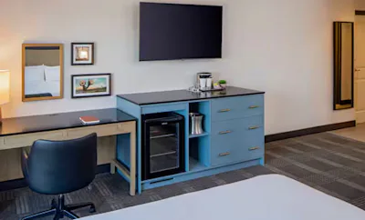 2 QN MOBILITY/HEARING ACCESSIBLE W/ BATHTUB