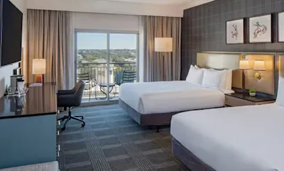 2 QUEEN BEDS W/BALCONY