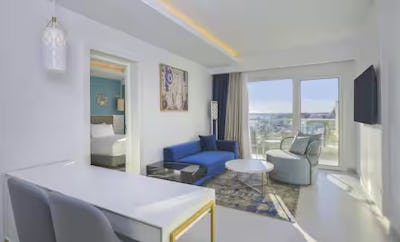 King One Bedroom Suite - Partial Sea View