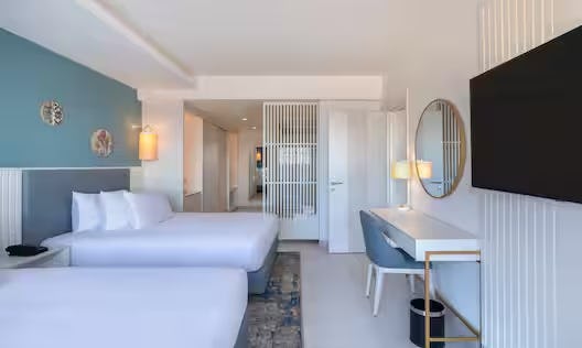 Two Queen Beds One Bedrm Suite Sea Front View