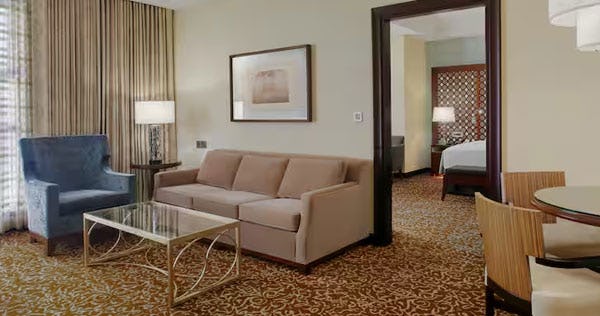 hilton-suites-makkah-accessible-two-bedroom-suite-city-view-02_10815