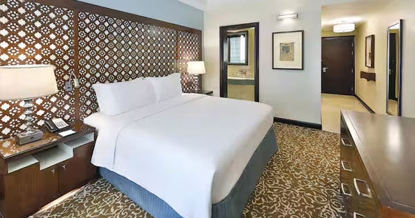 hilton-suites-makkah-king-guest-room-city-view-01_10815