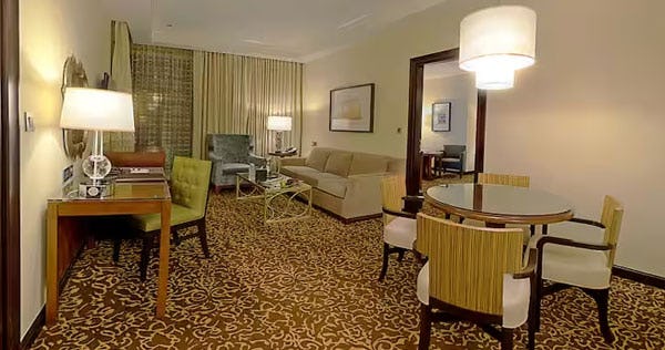 hilton-suites-makkah-two-bedroom-suite-partial-haram-view-01_10815