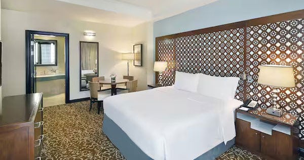 hilton-suites-makkah-two-bedroom-suite-partial-haram-view-02_10815