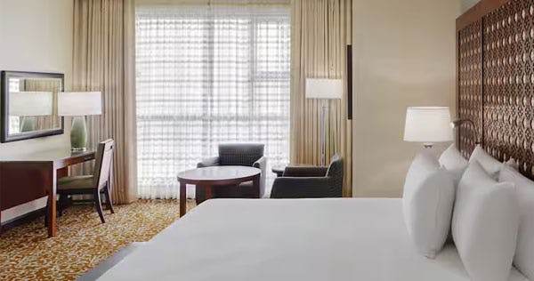 hilton-suites-makkah-two-bedroom-suite-partial-kaaba-view-01_10815