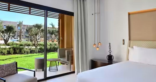 hilton-taghazout-bay-beach-resort-and-spa-morocco-king-guest-room-with-pool-view-01_12227