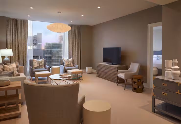 Leaside 1 Bdrm King Suite-top Floor