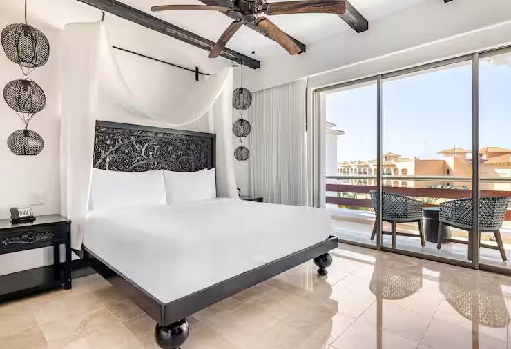 1 Bedroom 1 King Suite with Balcony