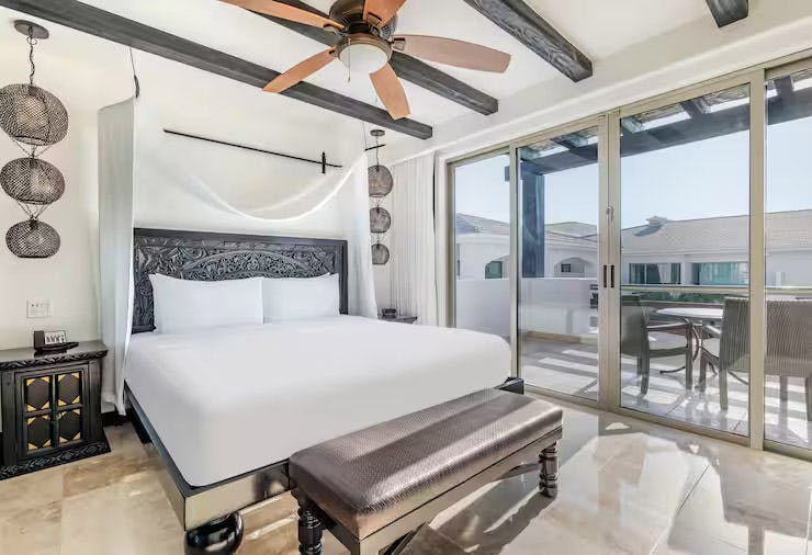 Junior 1 King Suite Pool View with Balcony