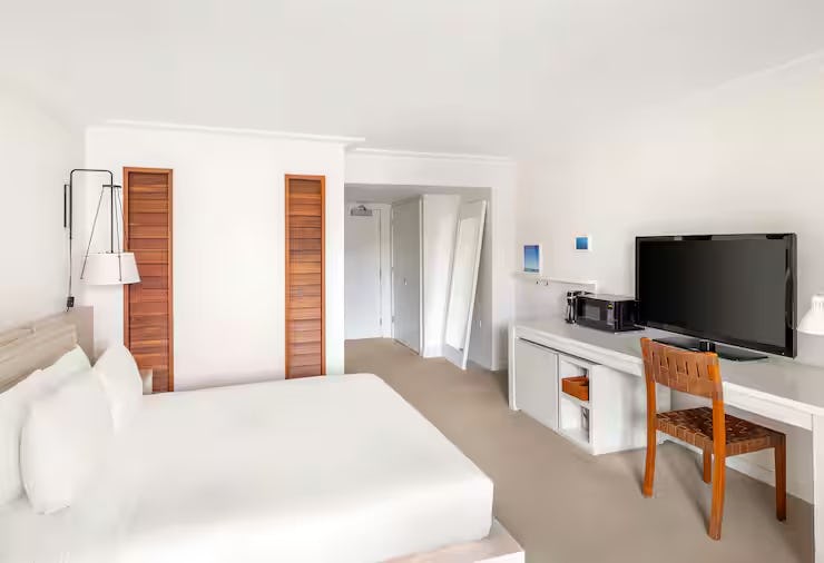 hilton-vacation-club-the-modern-honolulu-city-view-1-king-premier-with-balcony_10301