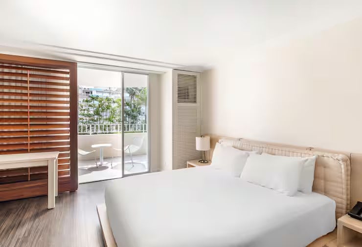 hilton-vacation-club-the-modern-honolulu-studio-partial-ocean-view-king-with-balcony_10301