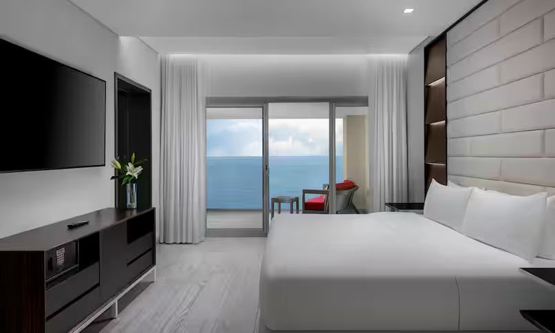 hilton-vallarta-riviera-all-inclusive-resort-enclave-ocean-front-master-suite-king-bed_9234