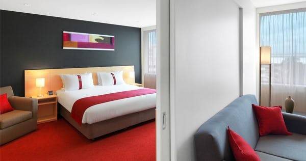 holiday-inn-melbourne-airport-king-suite_7923