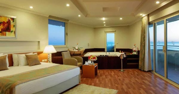 honeymoon-suite-crystal-admiral-resort-suites-and-spa-antalya-01_11600