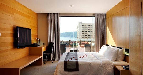 horizon-hotel-grand-deluxe-suite-with-terrace-01_5012