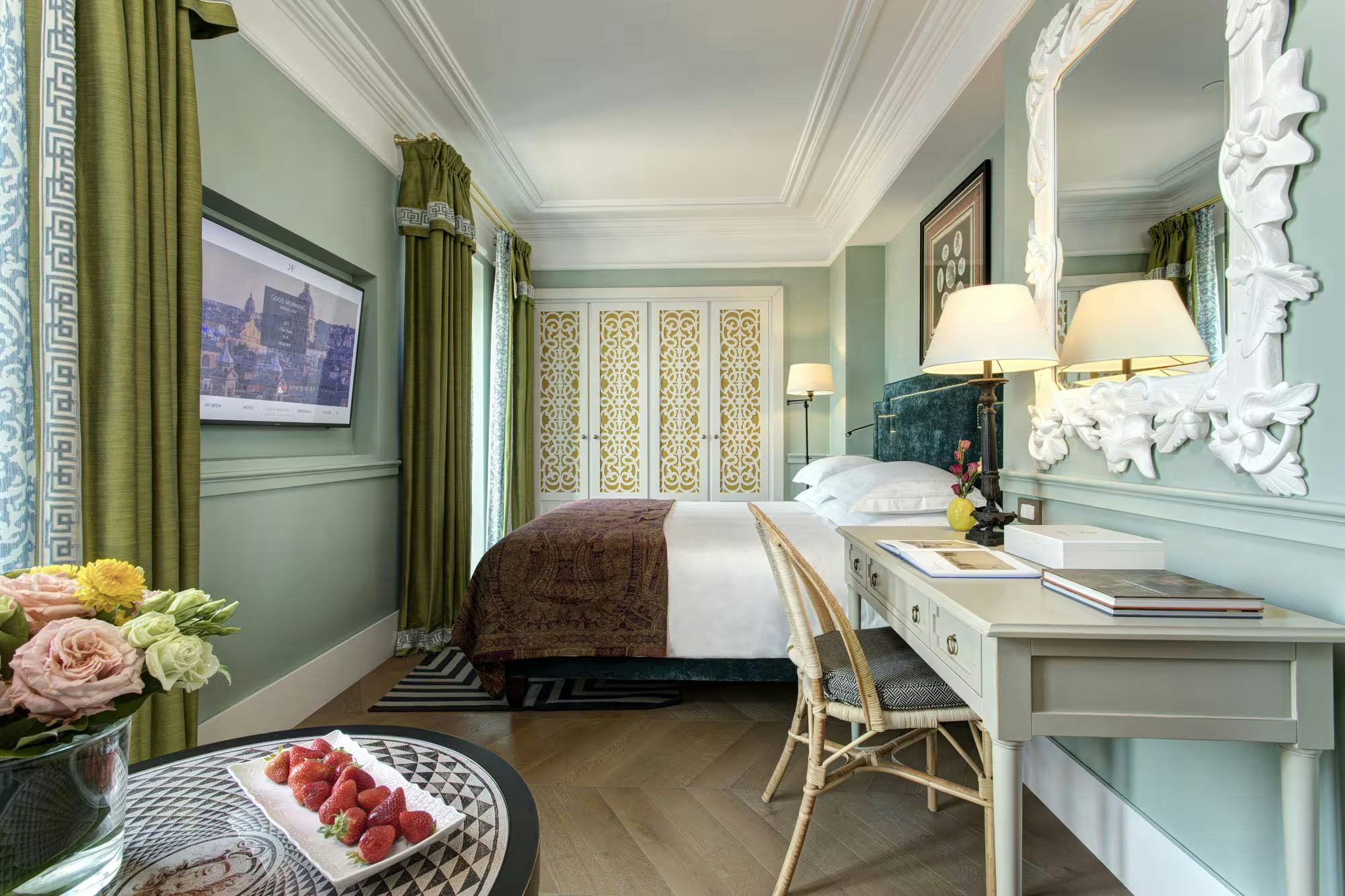 hotel-de-la-ville-rocco-forte-hotel-rome-italy-deluxe-panoramic-view-room-01_13350