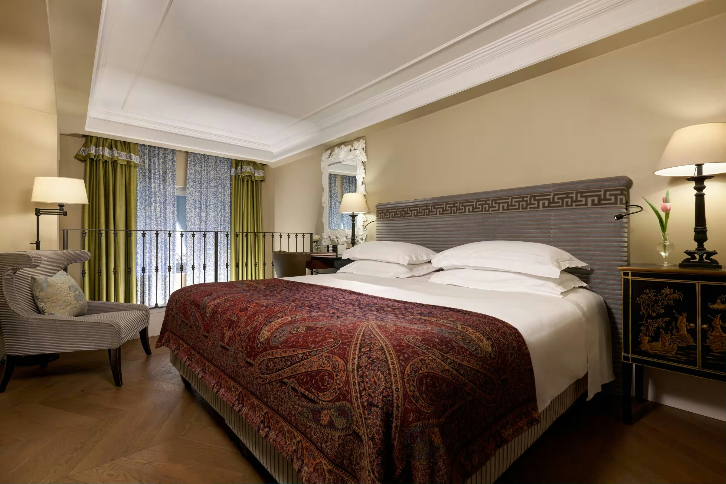 hotel-de-la-ville-rocco-forte-hotel-rome-italy-two-floor-superior-room-01_13350