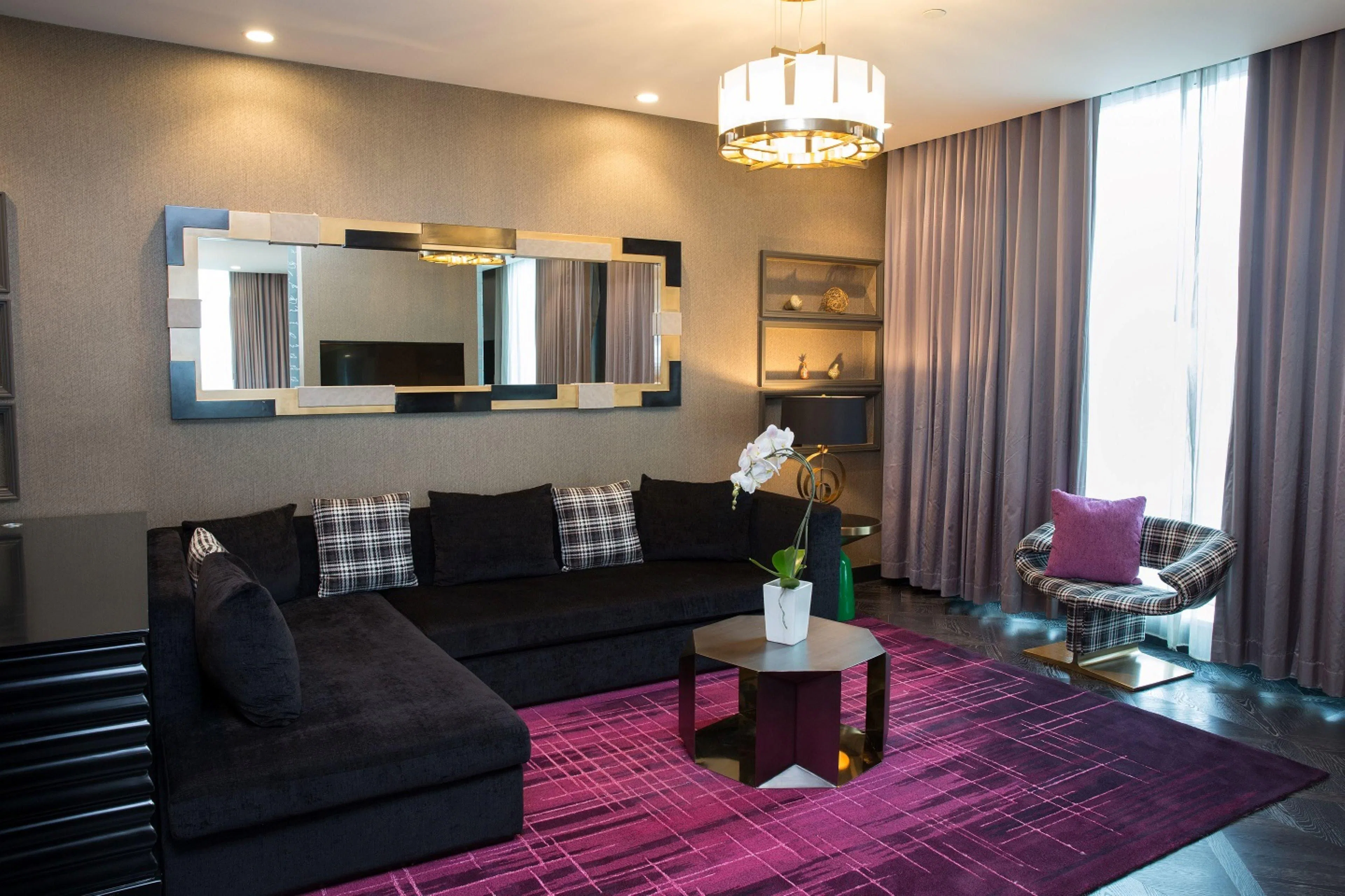 hotel-indigo-los-angeles-downtown-one-bedroom-suite-02_10105