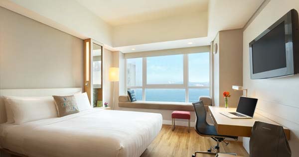 hotel-jen-hong-kong-formerly-traders-hotel-deluxe-harbour-view-room-01_5674
