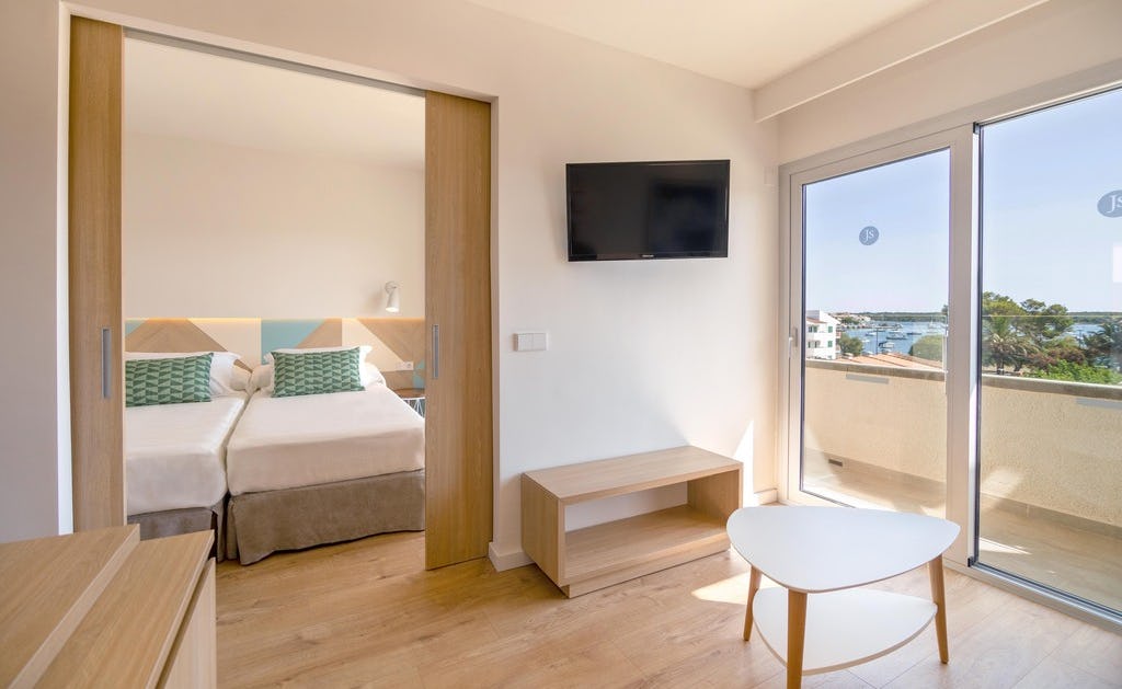 hotel-js-portocolom-suites-spain-family-suite-with-balcony_12700