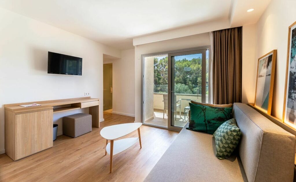 hotel-js-portocolom-suites-spain-promotional-suite_12700