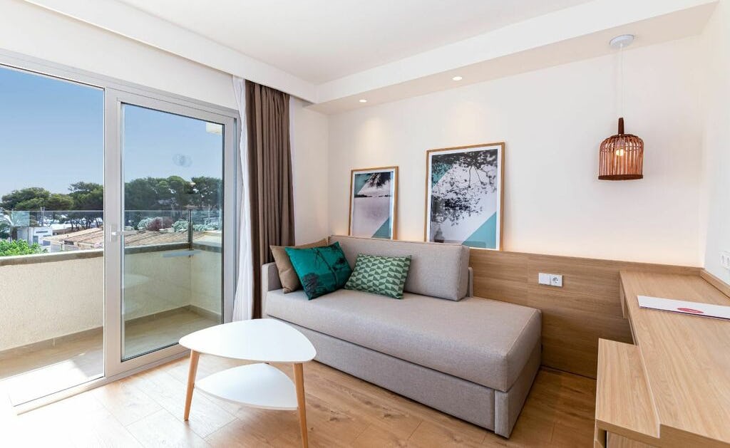 hotel-js-portocolom-suites-spain-suite-with-balcony_12700