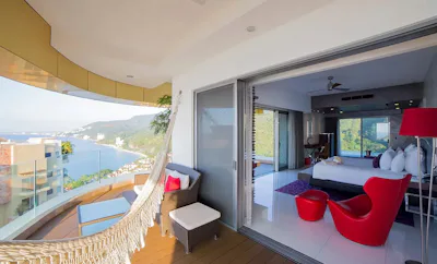 Ultra Corner Suite North